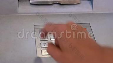 人类或妇女手输入安全代码或密码ATM键盘上的按钮。